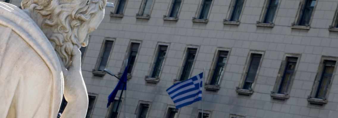 Weiß, dass er nichts weiß: Sokrates grübelt vor der Nationalbank in Athen.