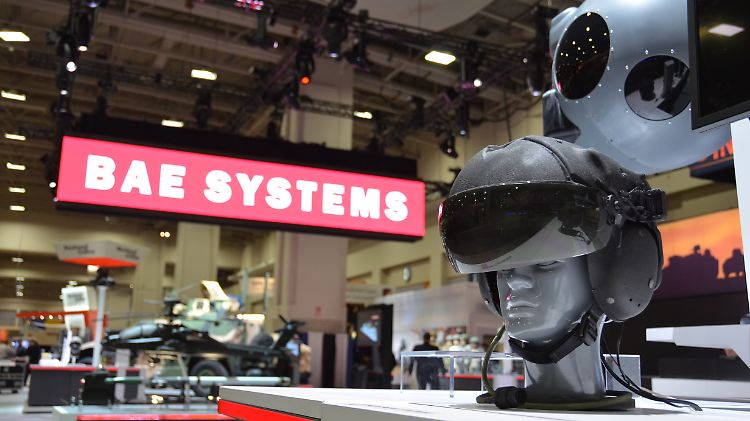 Ein Striker ADAS Helm für Kampfpiloten steht vor dem Stand von BAE Systems auf der AUSA Association of the United States Army Annual Meeting and Exposition in Washington, D.C: