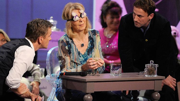 Markus Lanz und Wettpate Wotan Wilke Möhring sind gespannt, ob Kandidatin Monika Thaler die Wette schafft. Im Hintgerund (in pink) ist die Besitzerin von Monarch zu sehen.