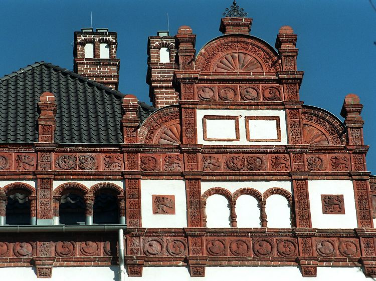 Das vor den Toren Schwerins gelegene Schloss Wiligrad, 1896-98 errichtet, beherbergt das Landesamt für Bodendenkmalpflege Mecklenburg-Vorpommern.