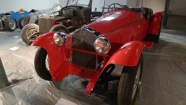 Oldtimer (vorn: Alfa Romeo) aus der Schlumpf-Sammlung des französischen Nationalmuseums Cite de l'Automobile in Mulhouse.