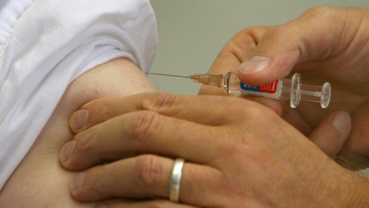 Grippeviren schwächen das Immunsystem - Viren und Bakterien können sich dann leichter im Körper verbreiten. Eine Grippeimpfung schützt.