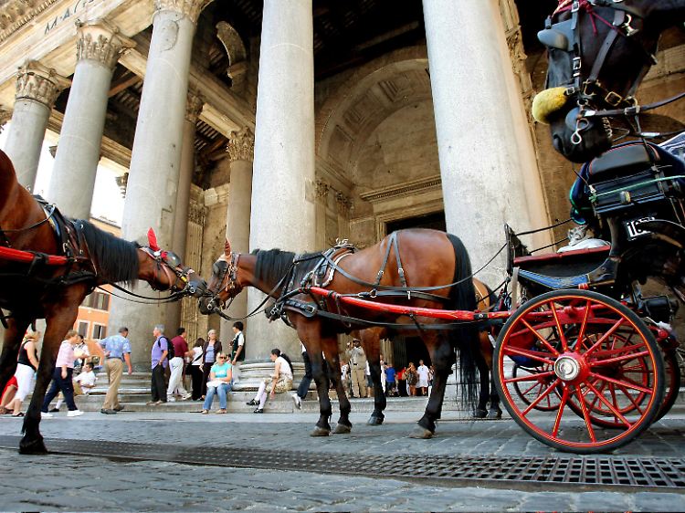 Pferdedroschken vor dem Pantheon in Rom.