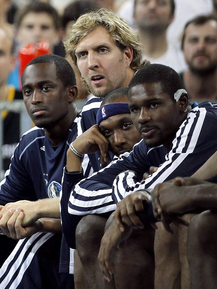 Weiter in zivil: Dirk Nowitzki muss länger pausieren als zunächst angenommen. 2012 kann er wohl kein Spiel mehr bestreiten.