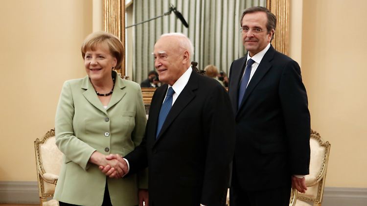 Während Merkel im Athener Präsidentenpalast mit Präsident Papoulias und Premier Samaras zusammentrifft ...