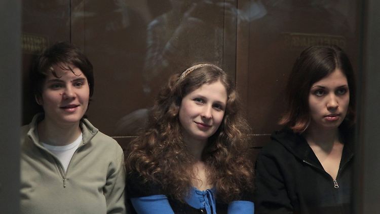 Kürzlich noch im Käfig: Jekaterina Samuzewitsch, Maria Alechina und Nadeschda Tolokonnikowa (von links nach rechts).