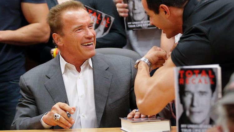 Männliche Muskelspiele: Arnold Schwarzenegger beim Signieren seines Buches in Los Angeles.
