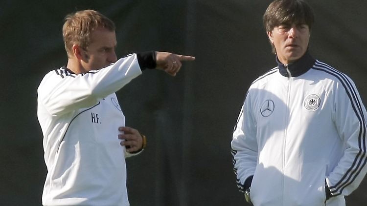 Defensivarbeit im Blick: Joachim Löw und Hansi Flick.