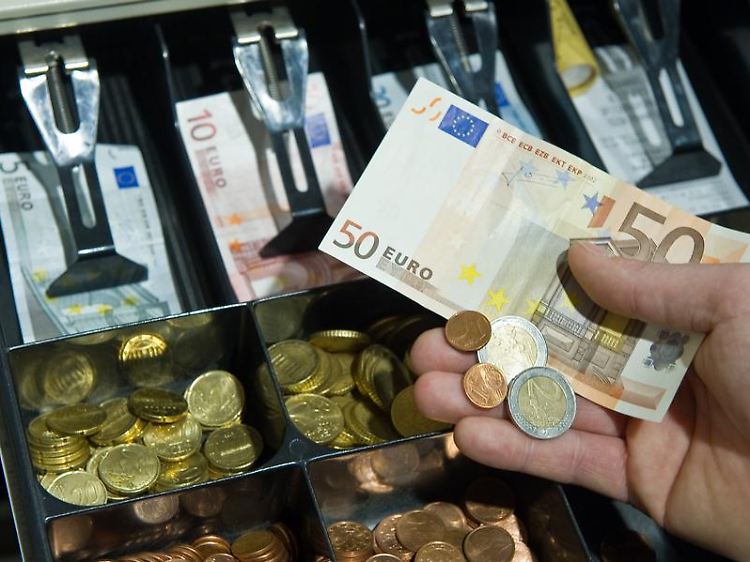 Nur bedrucktes Papier - aber zum Anfassen: Die Deutschen zahlen weiterhin am liebsten mit Bargeld.