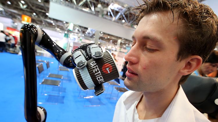 Mit dem Greifarm reichen die Roboter nicht nur Essen, sondern auch Getränke.