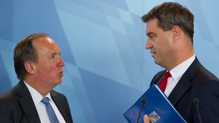 BayernLB-Chef Häusler (li.) und Bayerns Finanzminister Söder wollen rund 32.000 Wohnungen im Freistaat verkaufen.