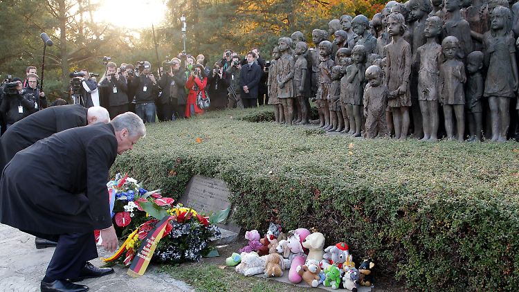 Gauck und Klaus an der Gedenkstätte der Kinder von Lidice.