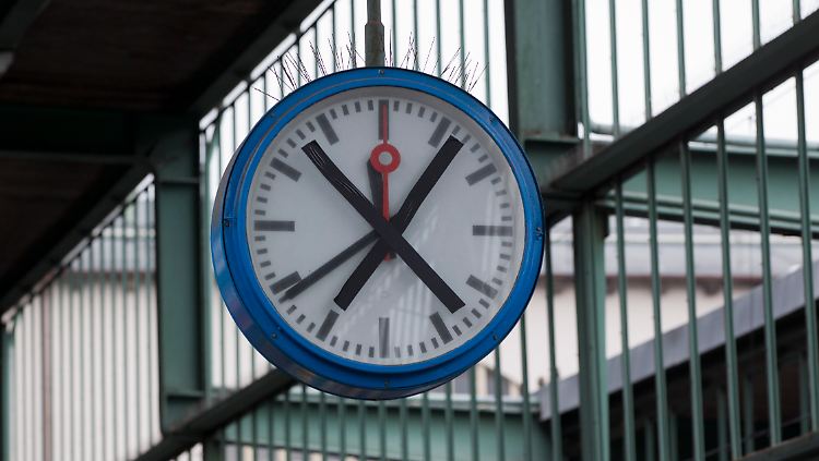 Noch das kleinere Problem: eine defekte Uhr am Stuttgarter Bahnhof.