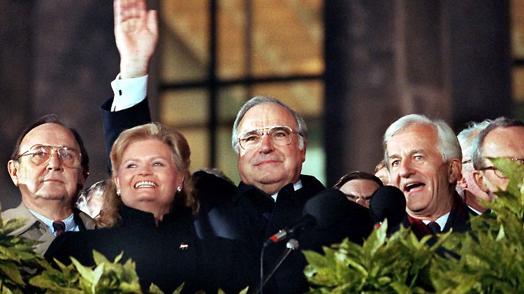 Freude auf westlicher Seite am Tag der Deutschen Einheit am 3. Oktober 1990.