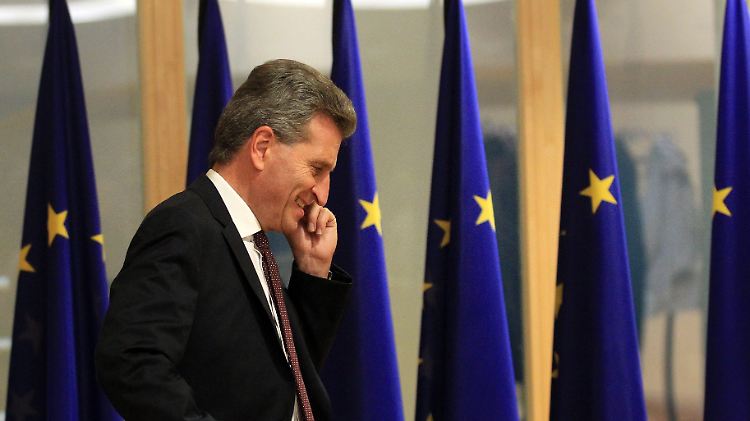 Günther Oettinger unterstützt die Autoindustrie in ihrem Kampf gegen harte CO2-Auflagen der EU.
