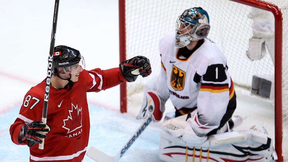 Torhagel: Der Kanadier Sidney Crosby feiert, Thomas Greiss eher nicht.