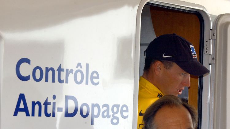 Lance Armstrong nach einer Doping-Kontrolle bei der Tour de France 2002.