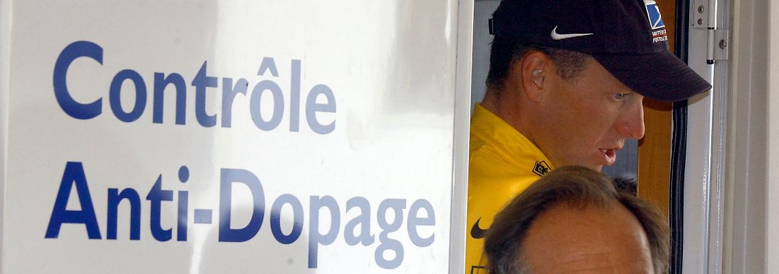 Lance Armstrong nach einer Doping-Kontrolle bei der Tour de France 2002.