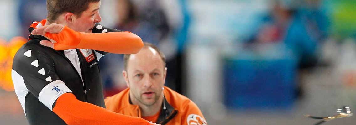 Und weg ist die Brille: Sven Kramer rastet aus.