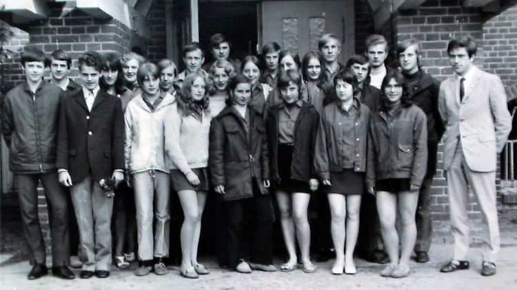 Angela Merkel, geborene Kasner (2. Reihe, Mitte, leicht verdeckt) mit ihren Schulfreunden aus der 10. Klasse der Polytechnischen Oberschule Templin (Archivfoto von 1971).