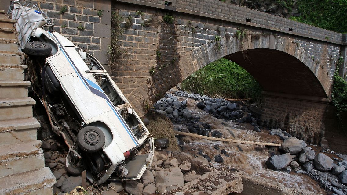 Die Wassermassen und Schlammlawinen rissen auch Autos mit und zerstörten Straßen und Brücken.