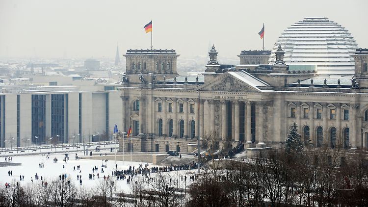 Besucherschlange vor dem Reichstagsgebäude: Der Bau war auch 2009 ein Berliner Touristenmagnet.