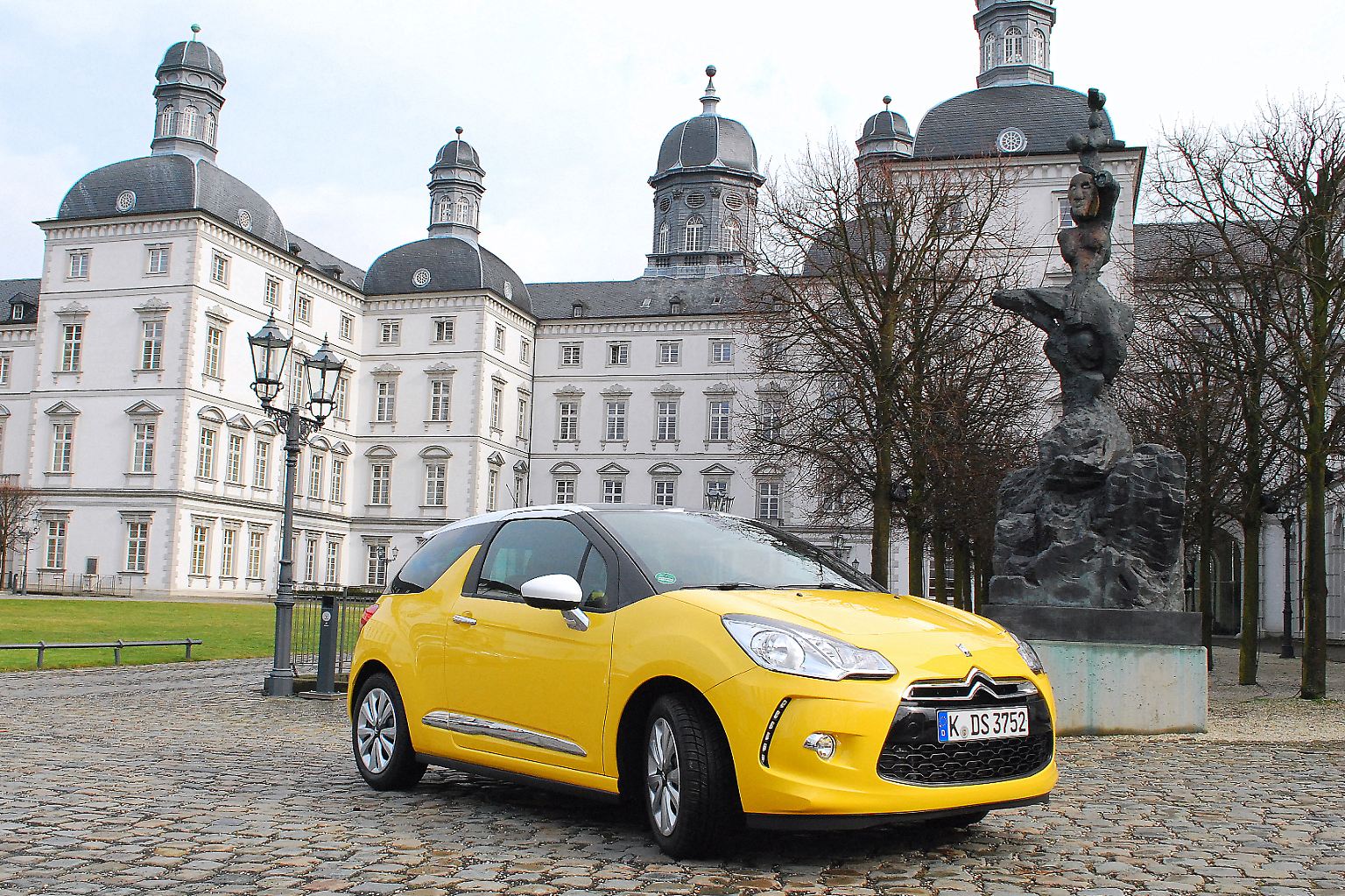 Sportlich und pfiffig, so präsentiert sich der erste Spross der neuen Modell-Reihe DS von Citröen. Ein hipper Kleinwagen mit dynamischem Äußeren ist der DS3 geworden. Vorne prägen zwei LED-Leisten als Tagfahrlicht den Auftritt, ...