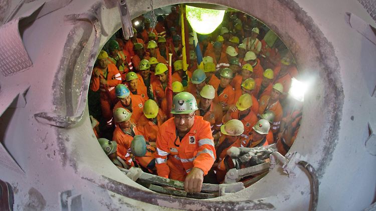 Durchstich beim Bau des Gotthard-Tunnels: Die Tunnelbohrer kommen aus Deutschland.