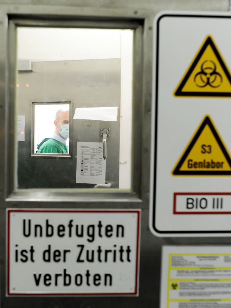 Der Leiter der Virusdiagnostik des BNI, Jonas Schmidt-Chanasit, kommt aus dem Sicherheitslabor S3.
