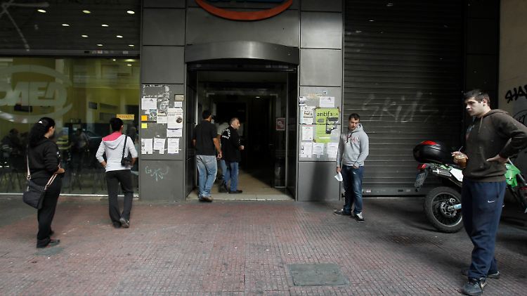 Arbeitslose vor einem Jobcenter in Athen.