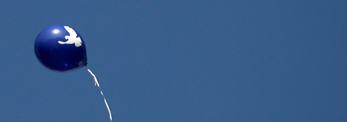 Blau ist die Hintergrundfarbe des Friedens.