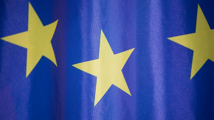 Die Europaflagge ist blau.