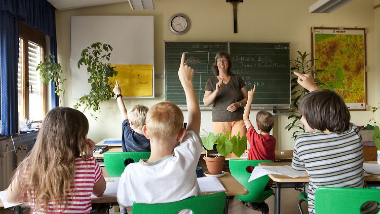 Ist die Kirche Träger eines Kindergartens oder einer Schule, darf bei Erziehern und Lehern die Religionszugehörigkeit bei der Einstellung berücksichtigt werden.