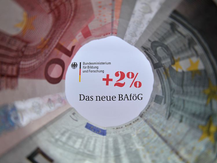Neben Fachliteratur, Studiengebühren, Dosenravioli und Rotwein muss auch noch das WG-Zimmer bezahlt werden.