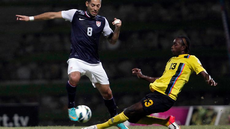 Clint Dempsey(USA, l.) und Antiguas Tamorley Kaharie Thomas kämpfen um den Ball.