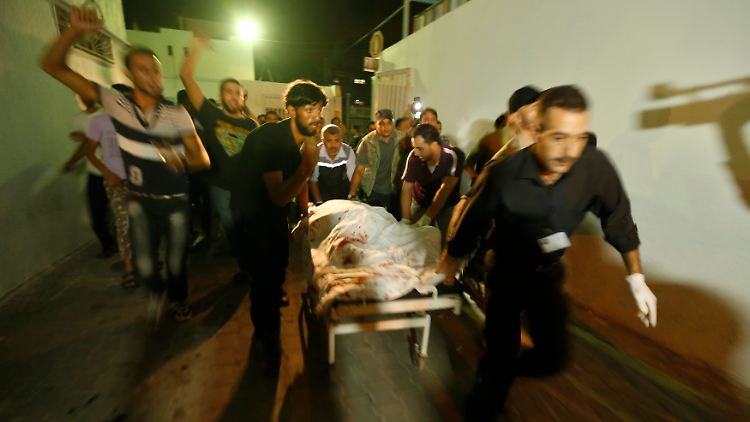 Bei einem israelischen Raketenangriff in Gaza werden zwei militante Palästinenser getötet.