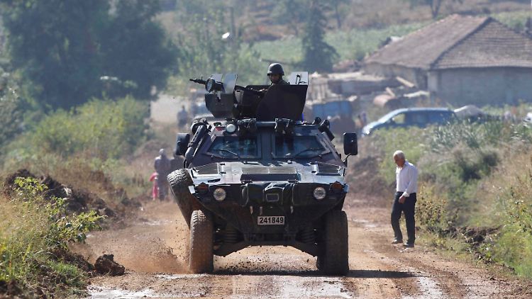 Ein türkischer Panzer patrouilliert an der türkisch-syrischen Grenze. Im türkischen Grenzgebiet schlagen immer wieder Granaten aus Syrien ein.