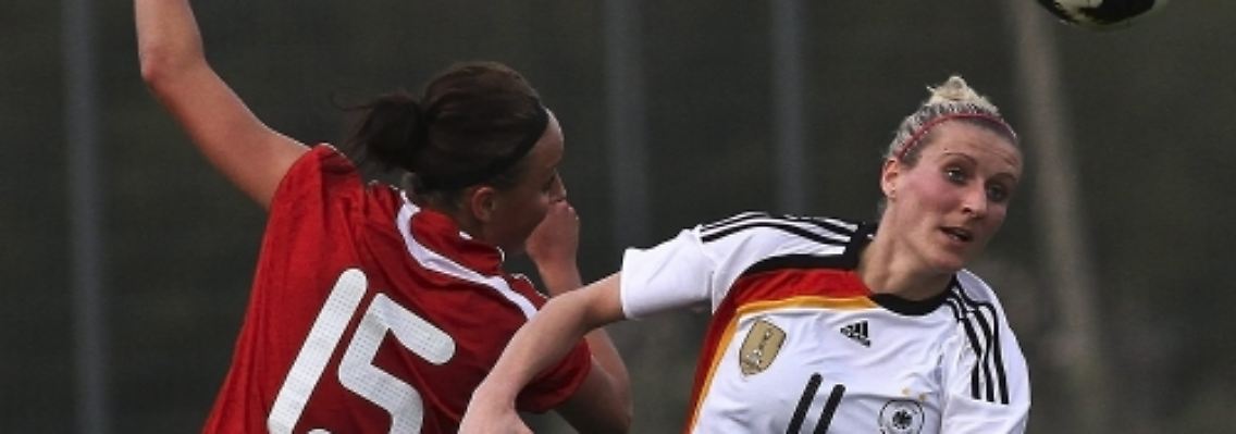 Anja Mittag im Zweikampf mit Samme Troelsgaard.