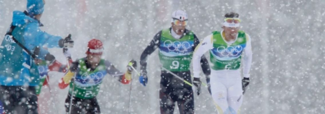 Heftiger Schneefall auf der Strecke: Axel Teichmann hatte Mühe, Johan Olsson (Schweden) und Vincent Vittoz (Frankreich) zu folgen.
