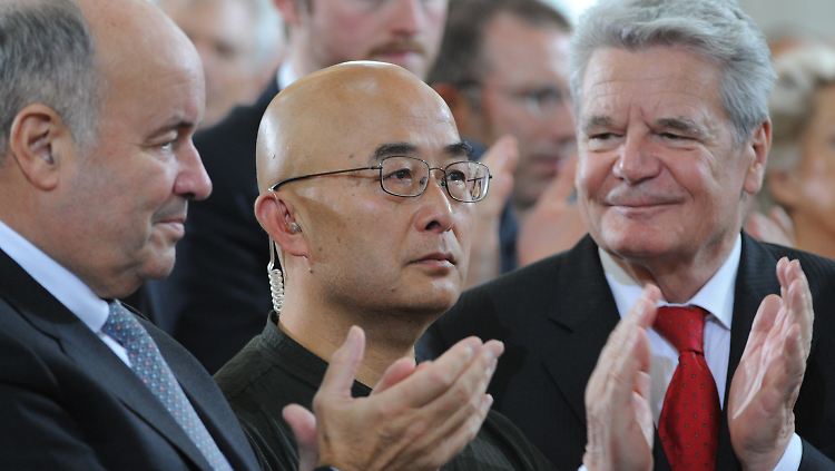 Applaus für Liao Yiwu in der Paulskirche. Rechts Bundespräsident Gauck, links Börsenvereins-Vorsteher Honnefelder.