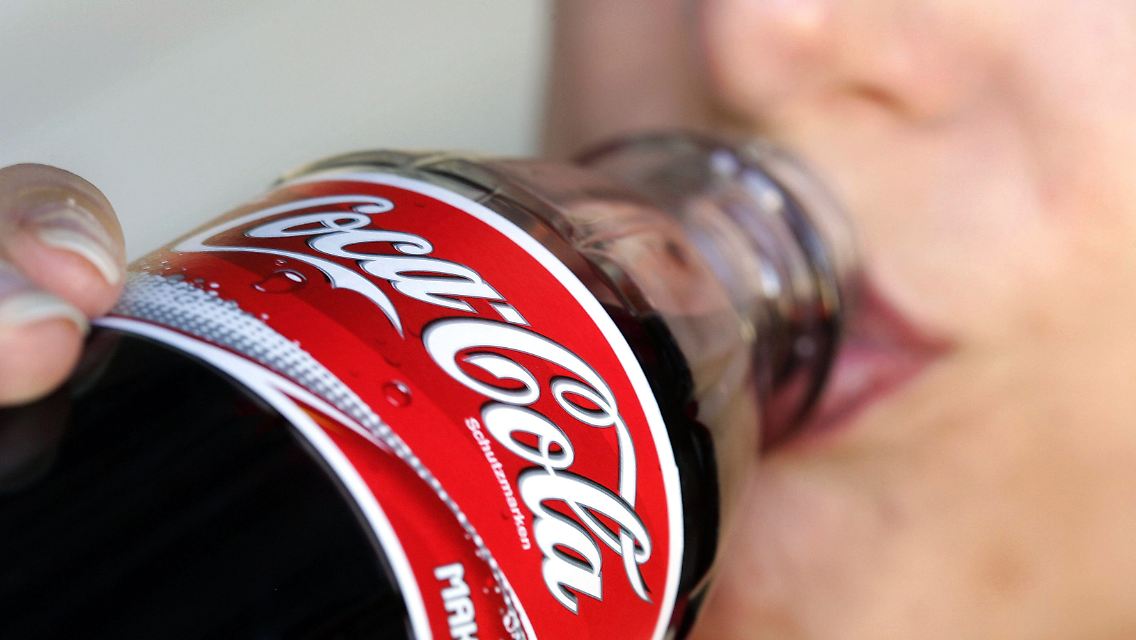 Und weg damit: Coca-Cola schluckt US-Geschäft seines größten Abfüllers. Ziel sind Einsparungen.