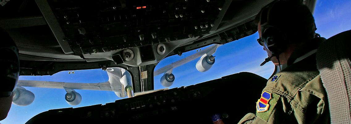 Im Cockpit einer umgebauten 747: US-Pilot Dan McDonald besorgt sich über dem Atlantik bei einem veralteten Tanker vom Typ KC-135R Sprit für die fliegende Kommandostation E-4B NOAC.