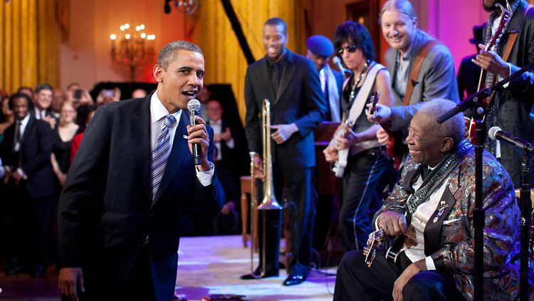 Obama singt mit Blues-Legende B. B. King "Sweet Home Chicago".