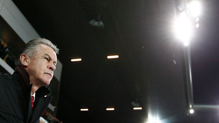 Ruhig, fast bedächtig, so kennt man ihn: Doch im Länderspiel gegen Norwegen gehen die Emotionen mit Ottmar Hitzfeld durch.