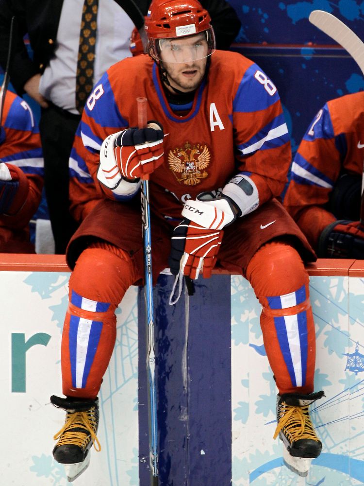 Russlands Alexander Owetschkin, der momentan als bester Eishockeyspieler der Welt gilt, verfolgt fassungslos die letzten Minuten des Debakels.