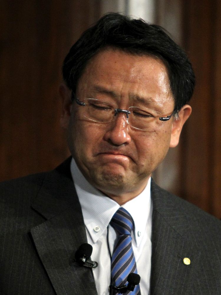 Akio Toyoda entschuldigt sich und wirkt ratlos.