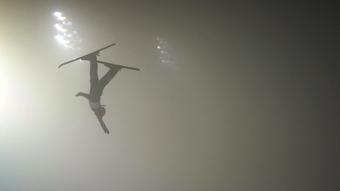 Auch die Freestyler flogen im Nebel durch die Luft. Am besten flog und wirbelte eine Australierin.