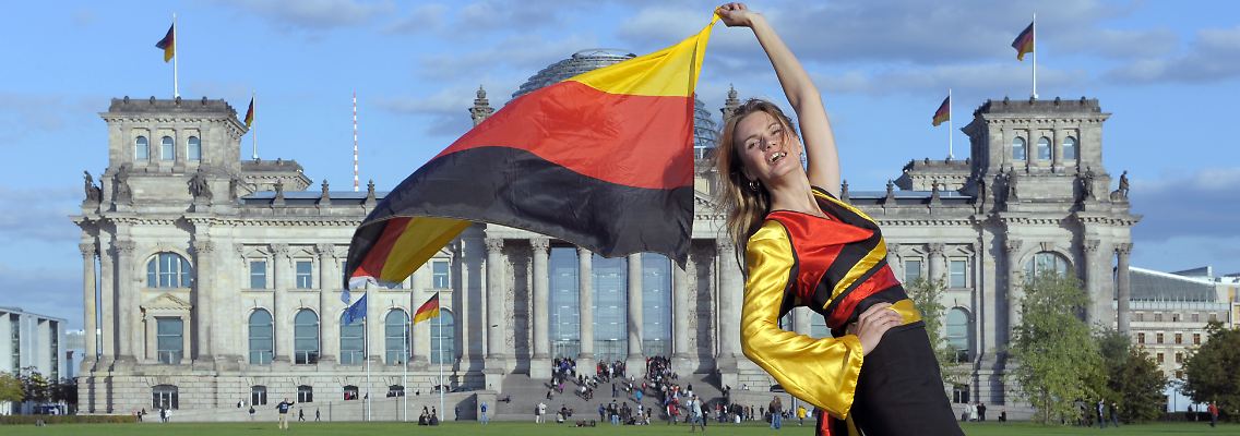 Stilvoll in den Wellblechsommer: In dem von Modedesigner Thorsten Amft entworfenen Cocktailkleid "Aufschwung Deutschland" lässt sich die eigene Konjunkturerwartung klar und deutlich zu Markte tragen (Archivbild).
