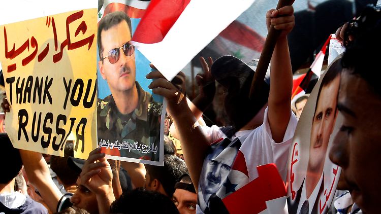 Assad-Anhänger demonstrieren für ihre Regierung.