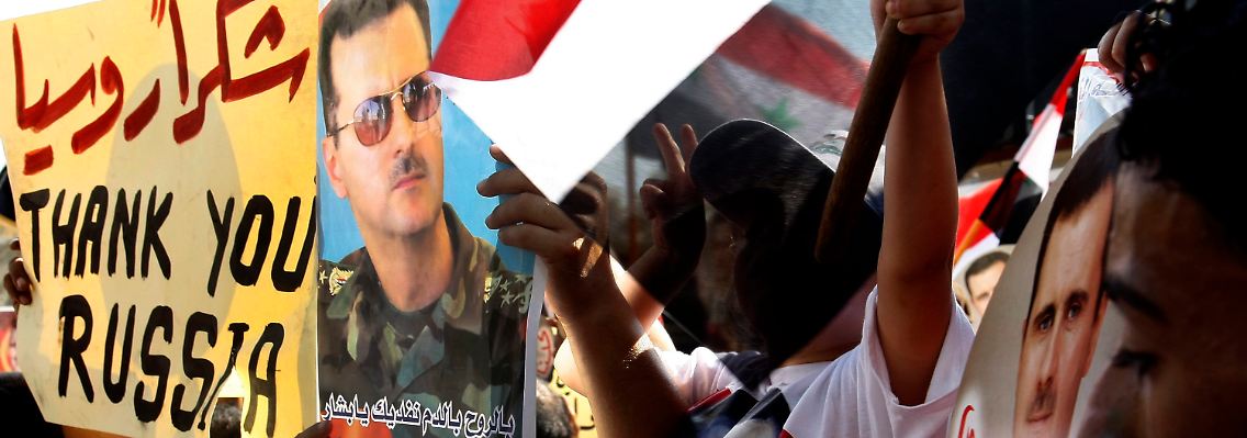 Assad-Anhänger demonstrieren für ihre Regierung.